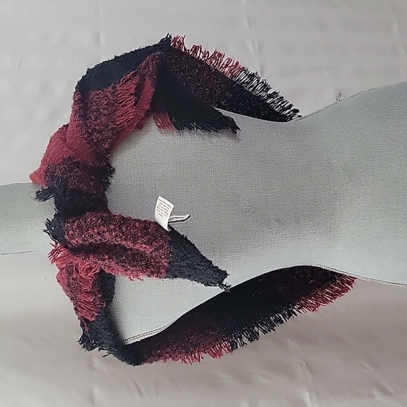 Women's Sonoma Goods For Life Black & Red Buffalo Triangle Scarf - Picture 2 of 6